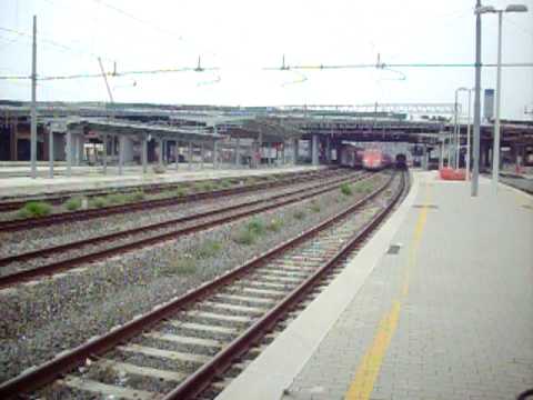 Incrocio tra due freccia rossa