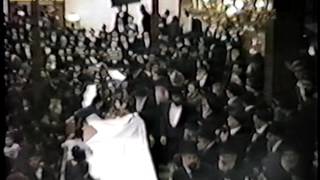 הרבי מברך ברכה אחרונה ומסיים התוועדות בניגון כי בשמחה תצאו - התמונה מוצגת ישירות מתוך אתר האינטרנט יוטיוב. זכויות היוצרים בתמונה שייכות ליוצרה. קישור קרדיט למקור התוכן נמצא בתוך דף הסרטון