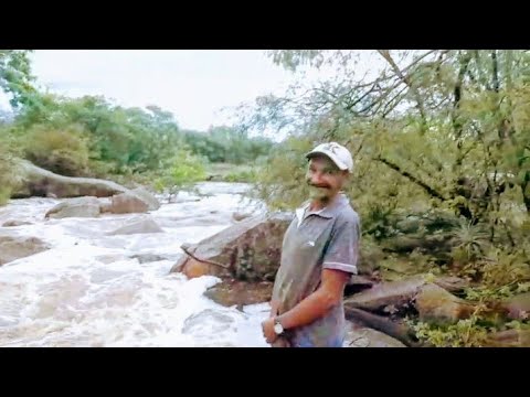 CHUVA FORTE DE DESCER NO RIACHO NA FAZENDA CACHOEIRA, EM BELÉM DO SÃO FRANCISCO-PE. 