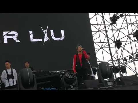 191005 Amber Hand behind my back - Simple Life Concert