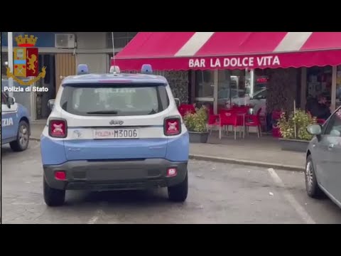 Spacciava dietro al bancone del bar, arrestata