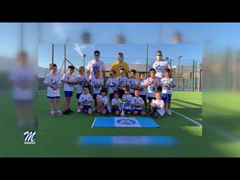 La Unión Manilva bebé recibe el trofeo de campeones de liga