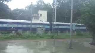 preview picture of video 'OOPS!!!!SEALDAH RAJDHANI ENTERING DHANBAD JUNCTION.'