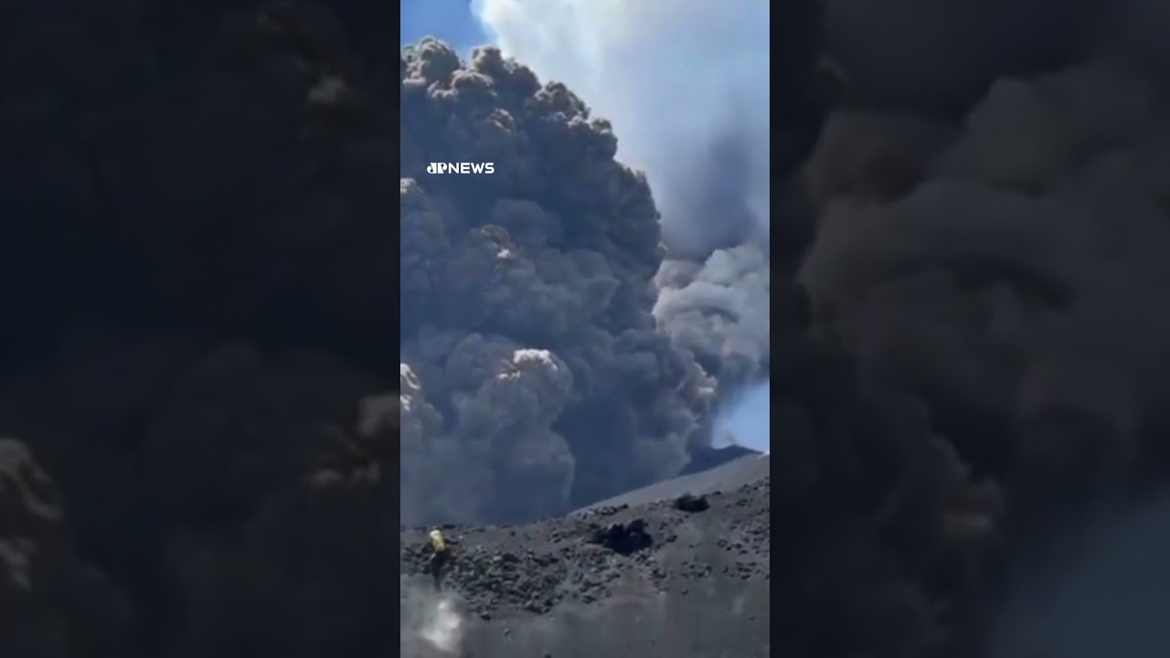 Vulcão Etna, na Itália, entra em erupção e turistas correm para deixar área da cratera #shorts