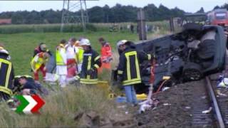 Zug erfasst PKW - Drei Tote an einem Bahnübergang in Kerken