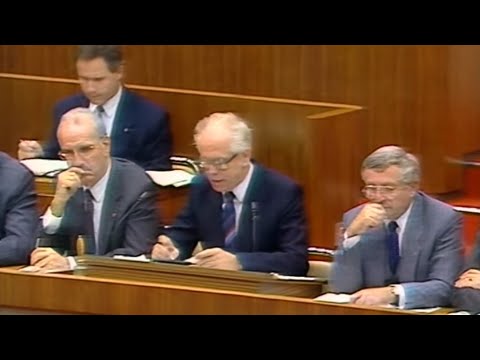 DDR-Volkskammer streicht SED-Führungsanspruch (01.12.1989)