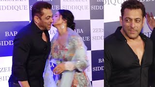 Salman Khan Tight Hug Hina Khan Baba Siddique Iftar Party 2022