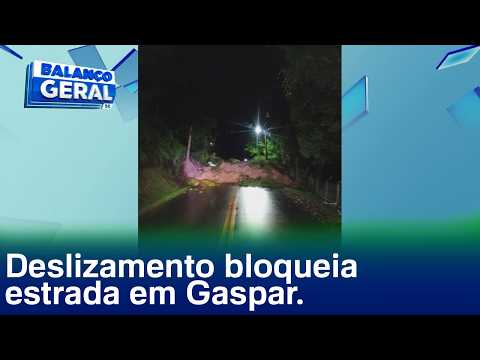 Chuvas: deslizamento de terra bloqueia estrada geral de Gaspar