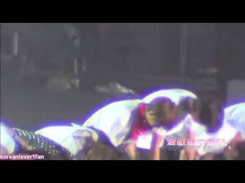 131019 TAEYEON&HEECHUL HOLD HANDS!