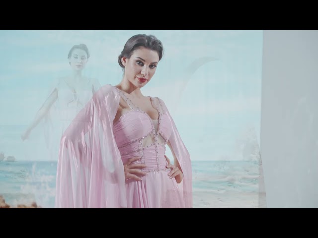 فستان لاميه كلوش بأكمام طويله مفتوحه شك بالكريستال من عند الاكتاف