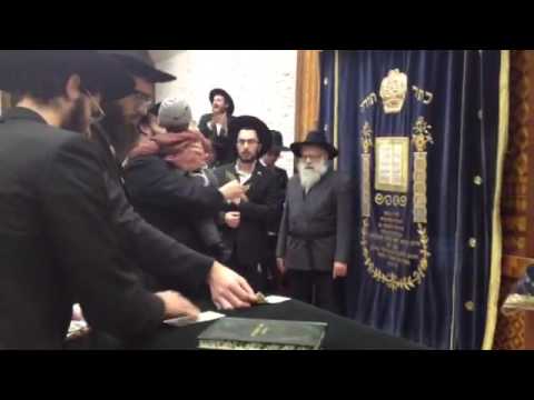 חלוקת דולרים להוספה בצדקה י"ב אדר א