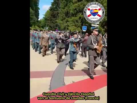 ®️ Militares Españoles provocan el aplauso de lo Franceses en las calles de Francia.