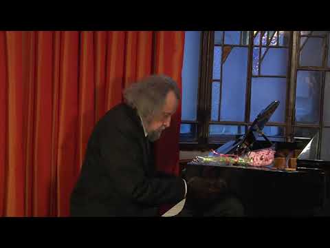 Compozitorul Sabin Pautza interpretând din compozițiile proprii