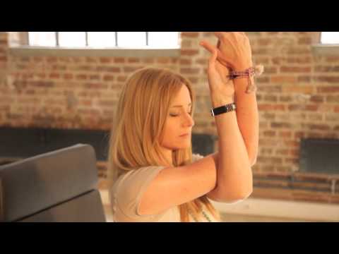 Office Yoga - Adlerarme / Garudasana (Business Yoga / Yoga im Büro) - by LunchtimeYOGA