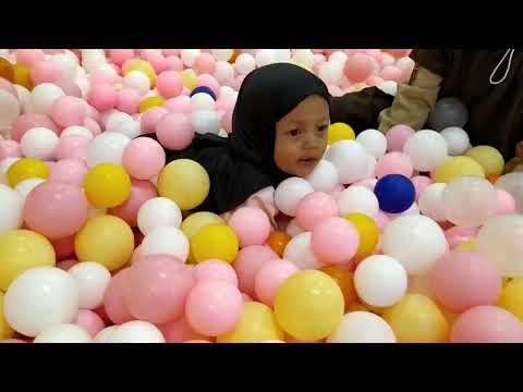 disini senang disana senang( bermain bersama habibah🥰)