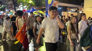 ឆៃយ៉ាំក្រោមដំណក់ទឹកភ្លៀង នៅផ្លូវថ្មេីរជេីងចតុមុខ​ Chaktomuk Walk Street