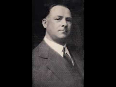 Alessandro Valente sings Tu, ca nun chiagne!