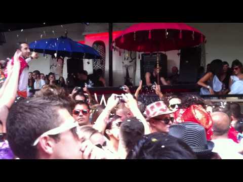 Elrow 14 loco dice setting up and drop his first track... the place goes crazy august 28, 2011