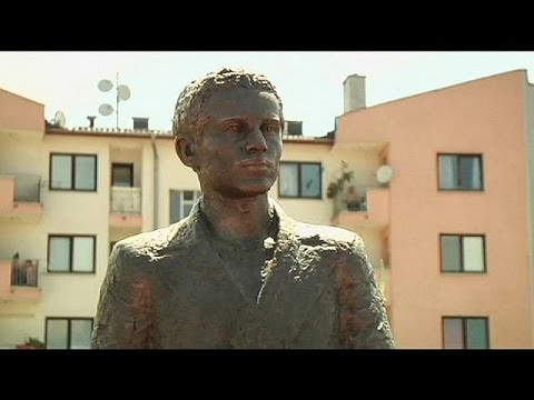 Bosnian Serbs unveil statue to 'hero' Gavrilo Princip