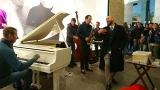 Honest Talk Band - Marvin Gaye Let&#39;s Get It On / Sexual Healing Live Street Performance in Munich