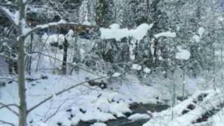 preview picture of video 'Frozen valley, icicles, river, trains (Lauterbrunnen - Mürren)'