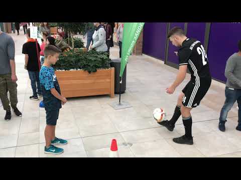 180930  Fußball Jonglieren mit Union Sandersdorf OL Spieler Karl-Ferdinand