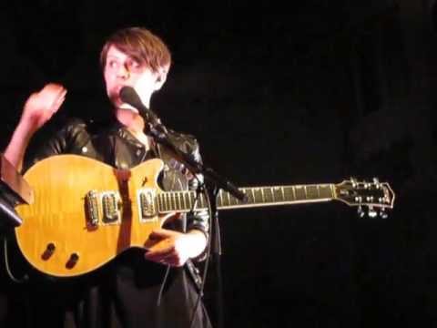 Tegan and Sara @ Paradiso 26 June 2013 3/5 How to solve guitars going out of tune