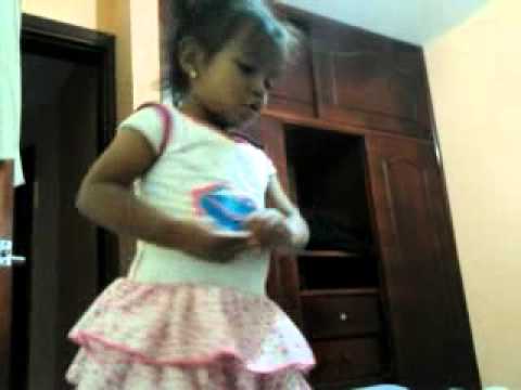 Niña bailando mambo