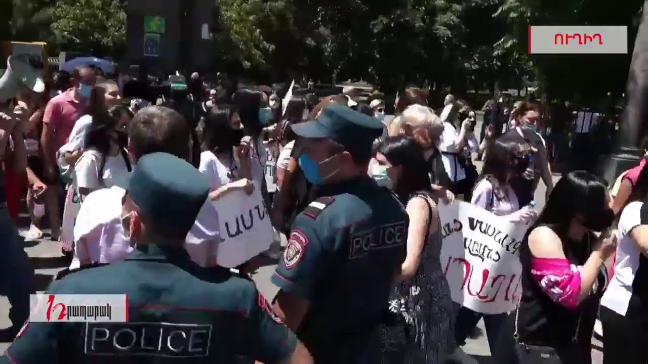 Դիմորդների բողոքի ակցիան՝ ԿԳՄՍ շենքի դիմաց. Ուղիղ