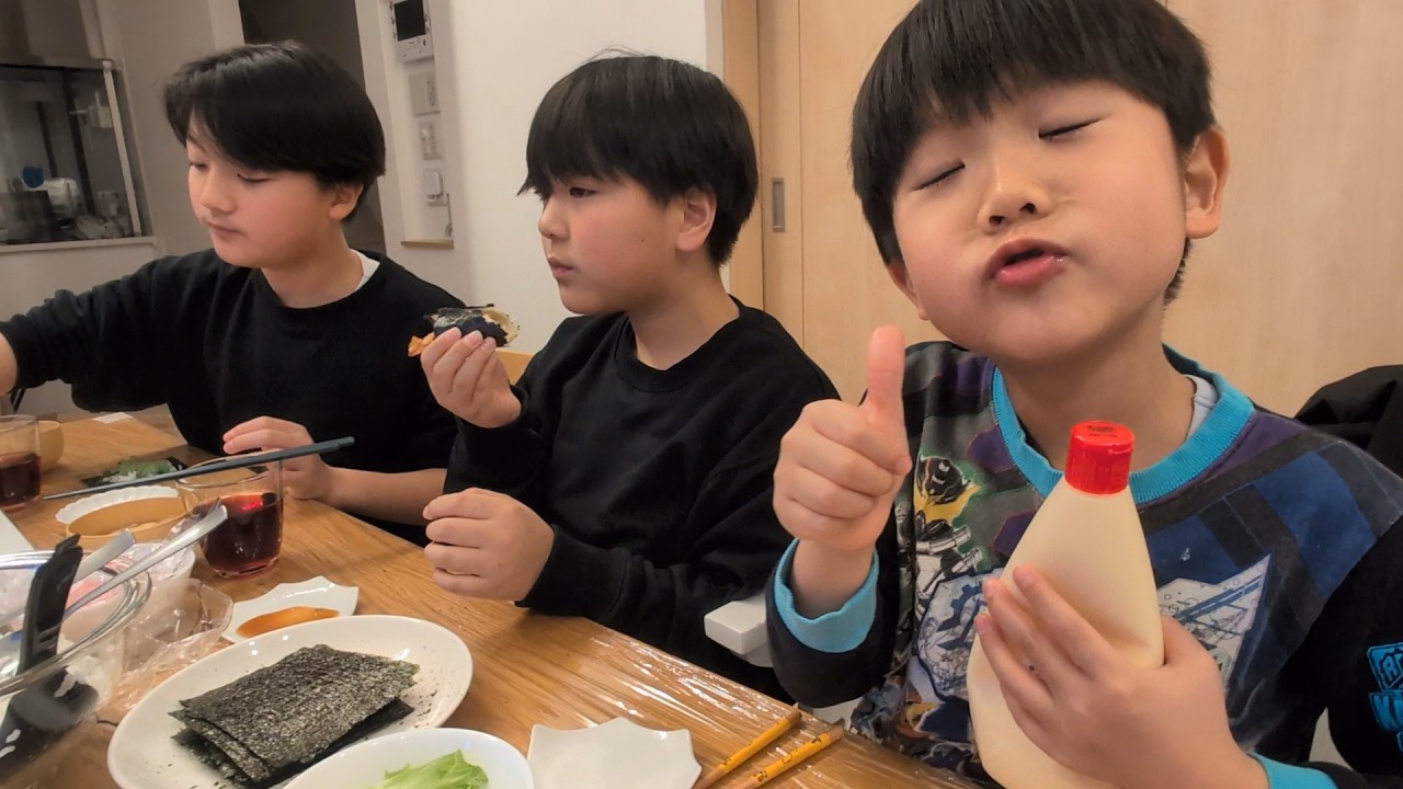 手巻き寿司でお祝い  厳格な検品官ひなごん　卒業  卒園 　#2286