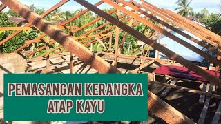 Download lagu Proses pemasangan kerangka atap kayu mp3