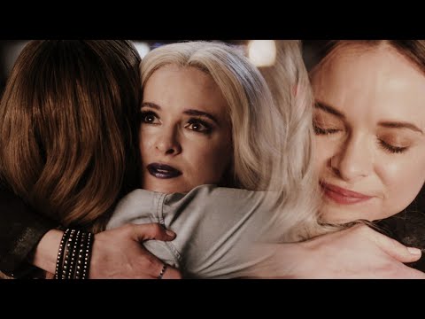 The flash 7x05 - caitlin and frost hug each other