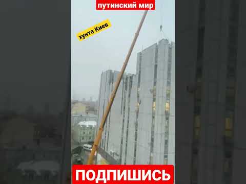 Россия, в Москве суета на Тетеринском переулке, дом 8: устанавливают на крыше дома ЗПРК "Панцирь-С1