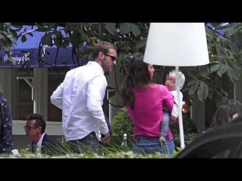 Ciężarna Czartoryska z mężem i synem na spacerze