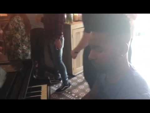 Gentleman asks Pianist to Play Happy Birthday for Daughter on Mother's Day
