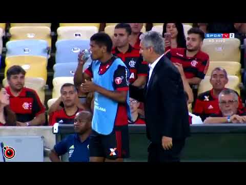 Torcedor vai a loucura quando Rueda chama Márcio Araújo para entrar no Fla x Flu