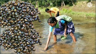Santali Tribe Cooking Small Snail Recipe — Snail Curry