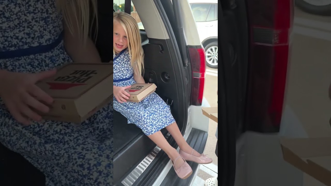 It’s TUESDAY YALL!!! Go get your $2 pizzas at PIZZA HUT! 👌🥰🙌 Hut #pizzahut #2dollartuesday #deal