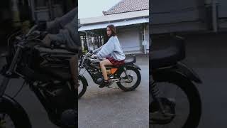 Download lagu Story wa cewek cantik naik rx king mp3