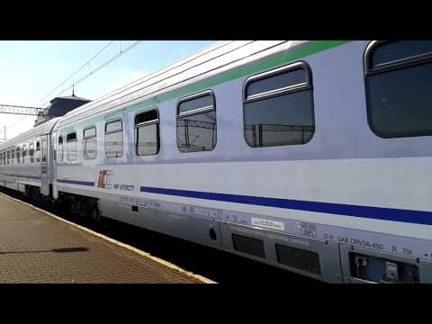EU07 - 325 z IC Świadtowid na haku odjeżdża z Tarnowa