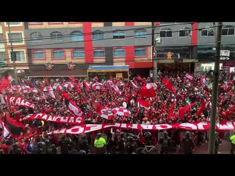 "BOGOTA!! Santa Fe vs america , disturbio rojo colombia !!" Barra: Disturbio Rojo Bogotá &bull; Club: América de Cáli