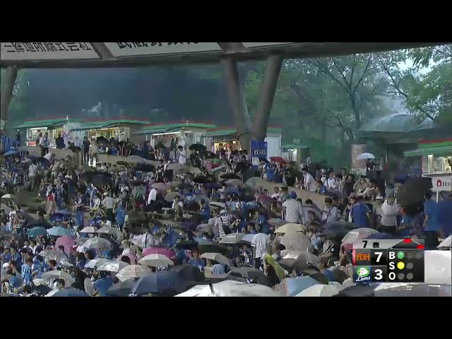 7回表 西武ドームの中まで雨が…外野席最前列まで傘をさす人の姿が!! 2014/6/29 L-H
