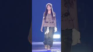 🥰＜梶原叶渚＞カジサック長女　ピンクニット×ワイドパンツの脚長コーデ　大人っぽい表情も