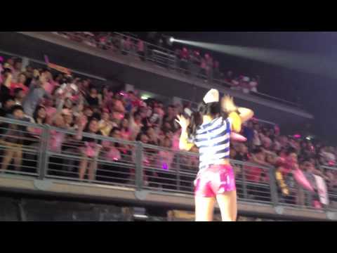 SNSD's Tiffany Attacked by an Airplane [Fancam]