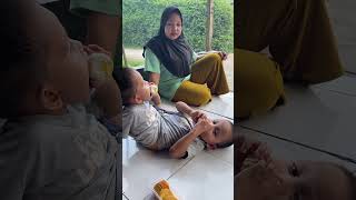 Kembar adam malika lagi santai kawan #kembarsiam #anak #percutseituan #bayilucu #bayi #shortvideo