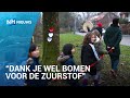 Buurtbewoners nemen ritueel afscheid van geliefde bomen