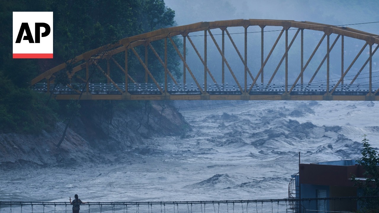 Nepal flash floods death toll reaches 903 with thousands missing