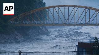 Nepal flash floods death toll reaches 903 with thousands missing