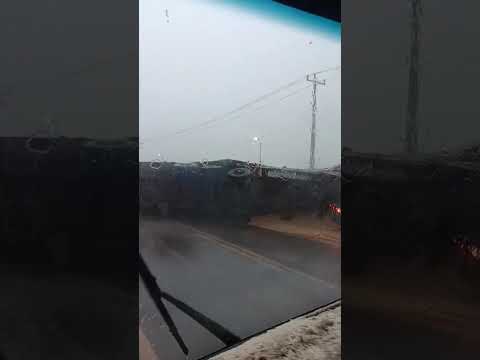 Carreta tomba e interdita parcialmente a PR-495 entre Pato Bragado e Entre Rios do Oeste