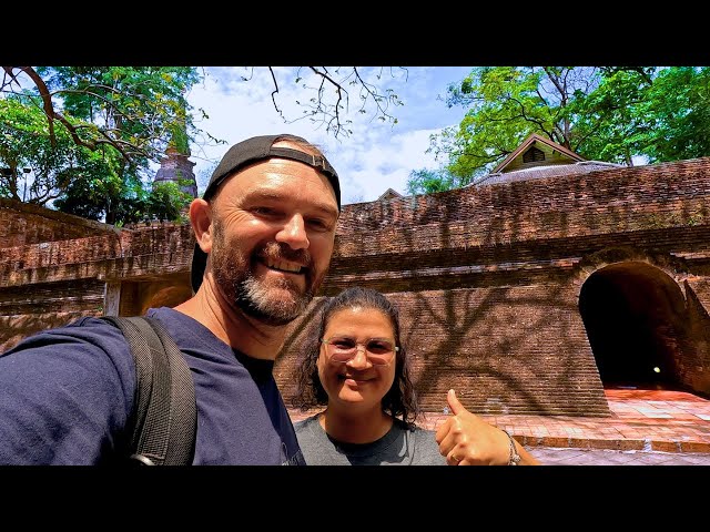 Travel vlog - IS IT WORTH visiting Thailand's 🇹🇭 TUNNEL TEMPLE?